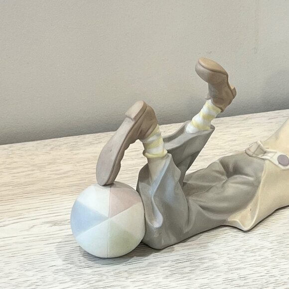 Lladro Clown with Beach Ball #4618 Retired Figurine 14 1/4" long Matte Finish - Picture 3 of 11